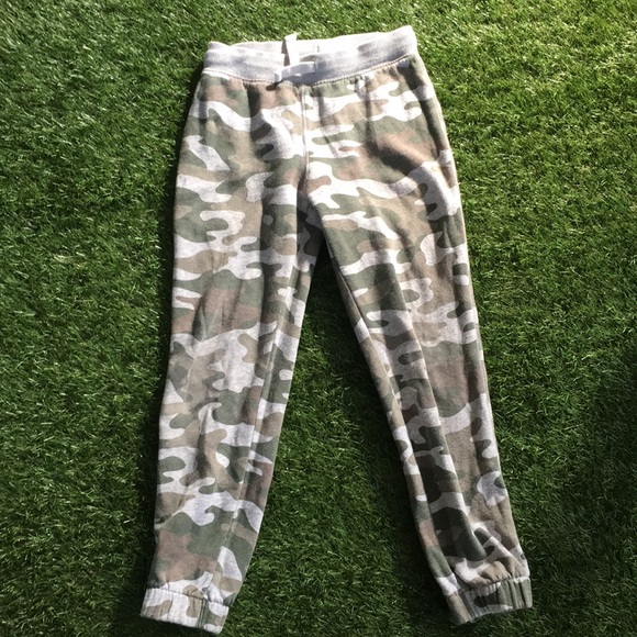 Carters Camo Sweatsuit. - Picture 3 of 3